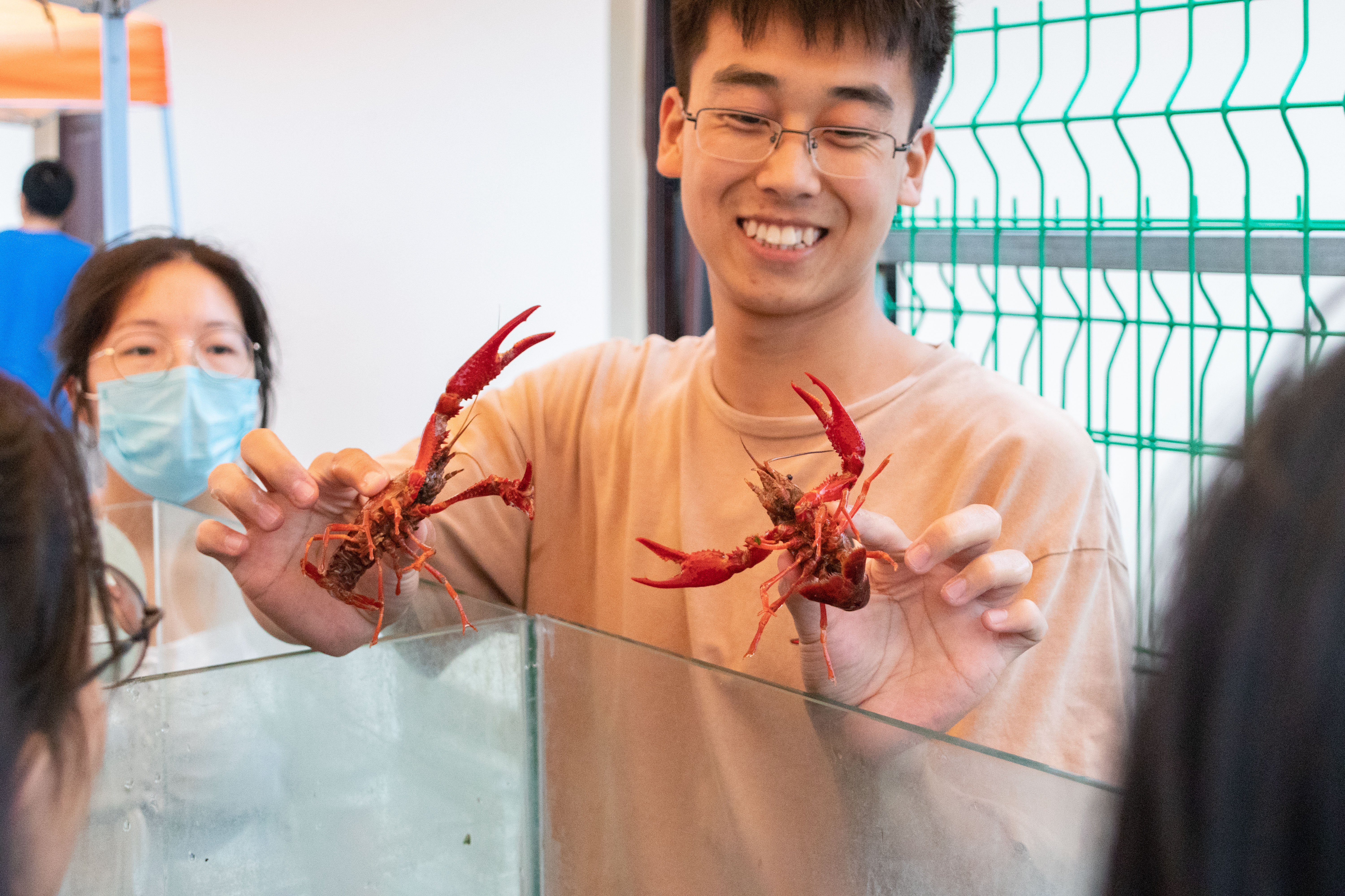 必赢net线路19级研究生杨伟杰向新生讲解如何辨别小龙虾雌雄(学通社记者 周丹丹 摄) 必赢net线路19级研究生杨伟杰向新生讲解如何辨别小龙虾雌雄(学通社记者 周丹丹 摄)