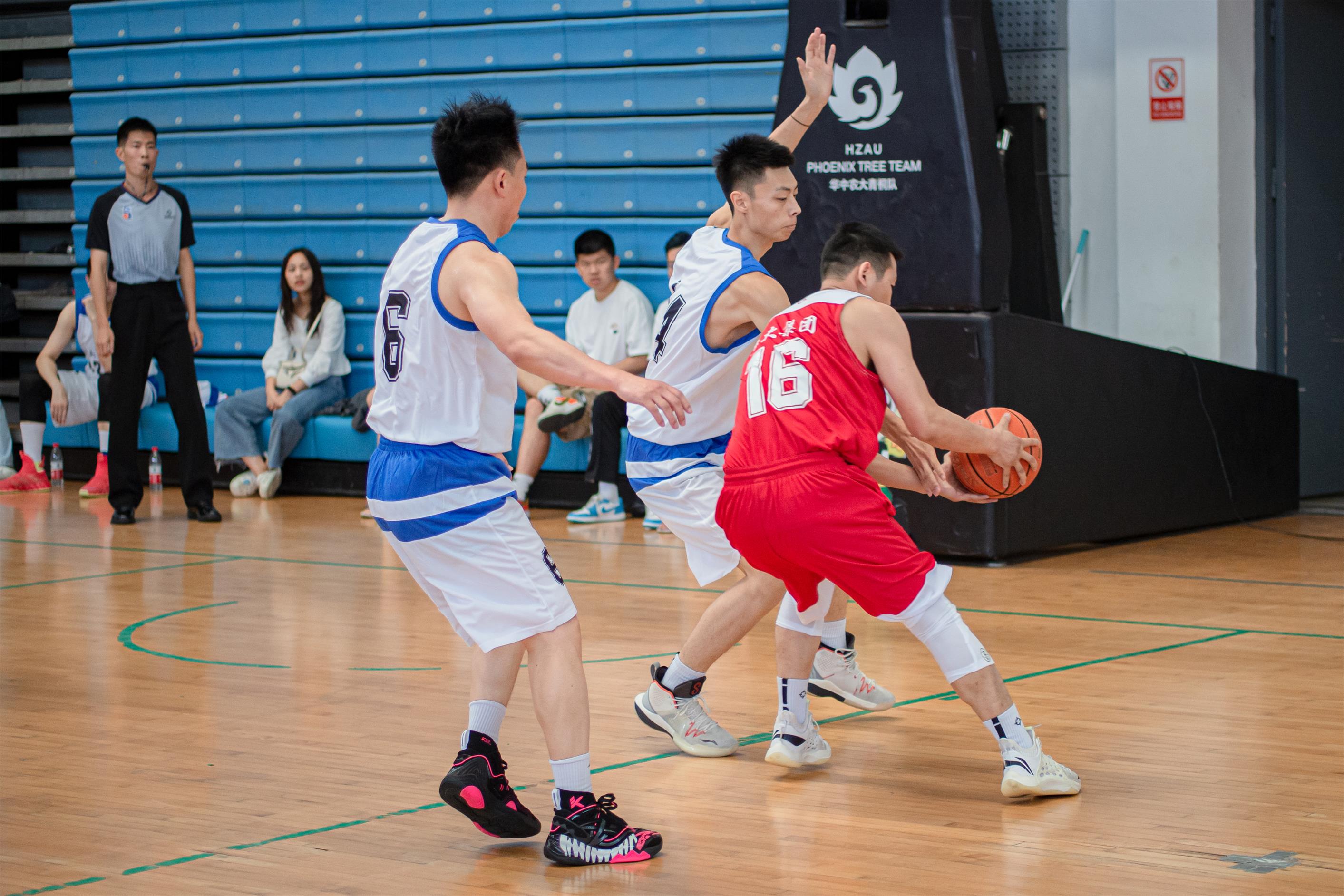 夺球瞬间(学通社记者 邓颖骏 摄) 夺球瞬间(学通社记者 邓颖骏 摄)