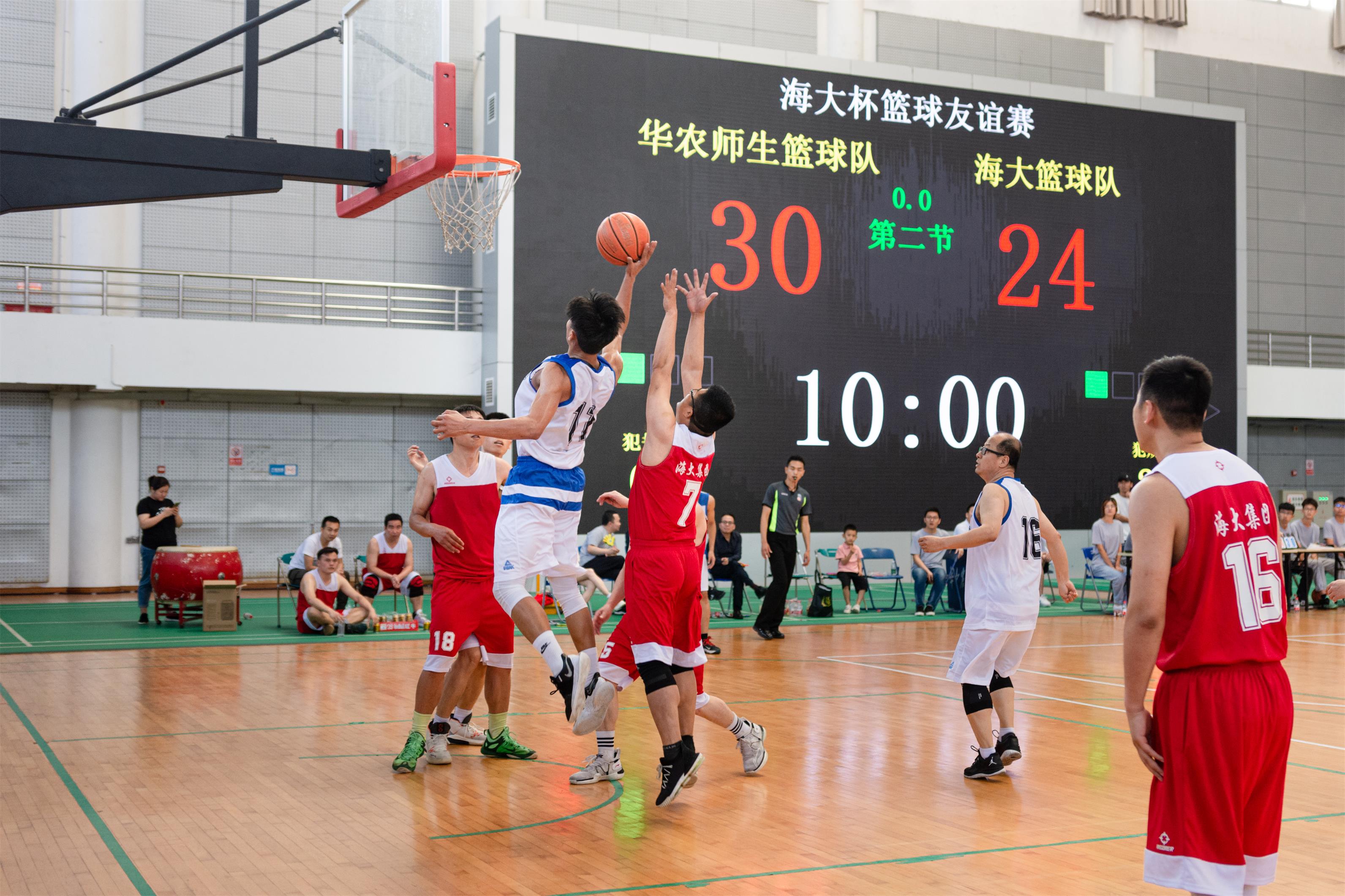 华农师生篮球队上篮瞬间(记者 彭雨格 摄) 华农师生篮球队上篮瞬间(记者 彭雨格 摄)