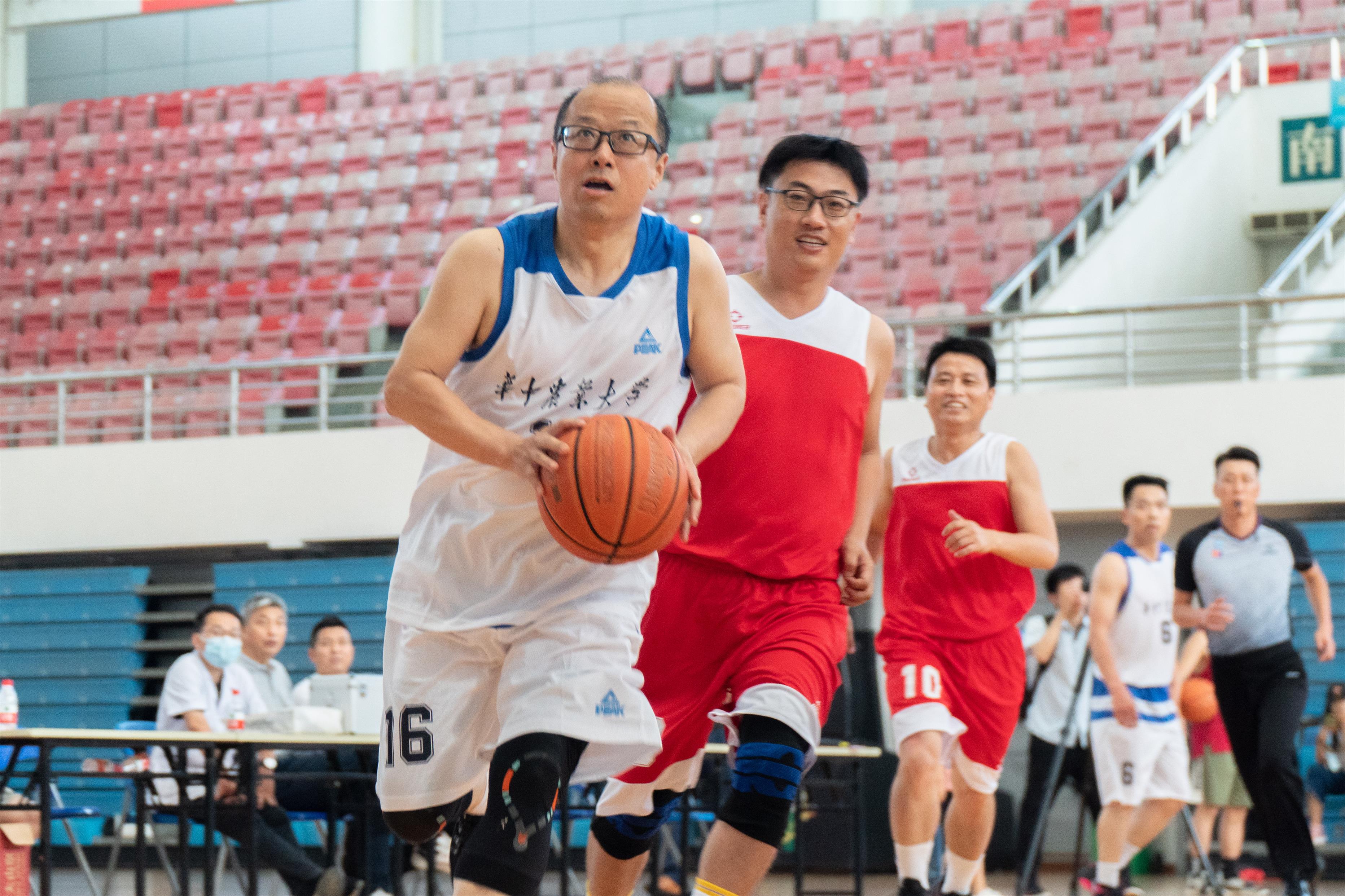 华中农业大学李召虎校长带球(学通社记者 郎一阳 摄) 华中农业大学李召虎校长带球(学通社记者 郎一阳 摄)